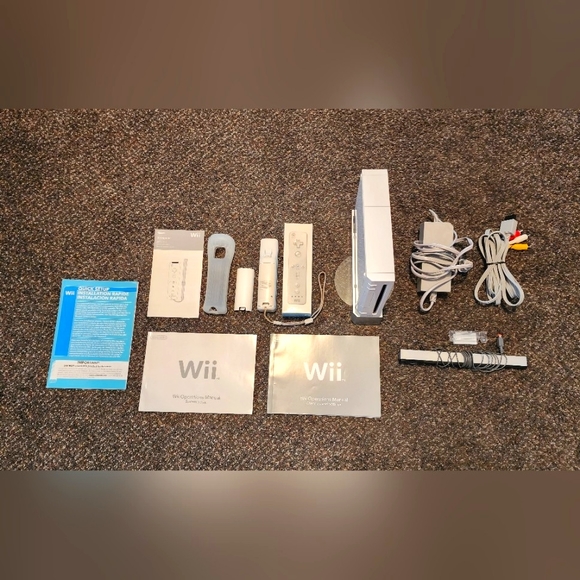 Nintendo Wii Console with Remote, Sensor Bar, AV Cable, AC Adapter & More - Picture 1 of 12